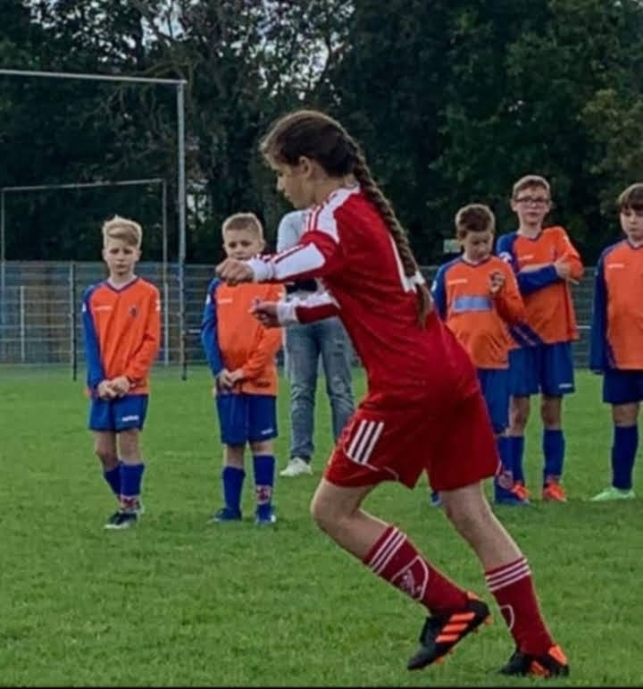 Anouk Bogers in actie met voetballen